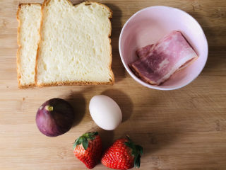 五分钟早餐，培根煎蛋三明治,材料准备好，草莓无花果洗干净。
