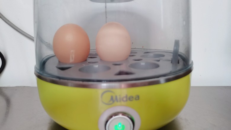桂圆鸡蛋汤,鸡蛋放蒸蛋器里蒸熟