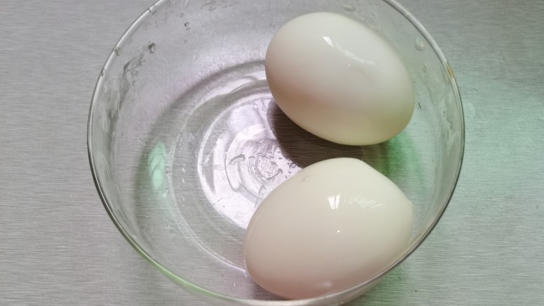 桂圆鸡蛋汤,泡好后的鸡蛋，壳剥掉