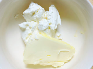 酸奶芝士蛋糕,将奶油奶酪、黄油放入大碗中。