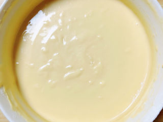 酸奶芝士蛋糕,用橡皮刮刀拌匀，一直搅拌到面粉和芝士糊完全混合，把搅拌好的芝士糊放进冰箱冷藏。
