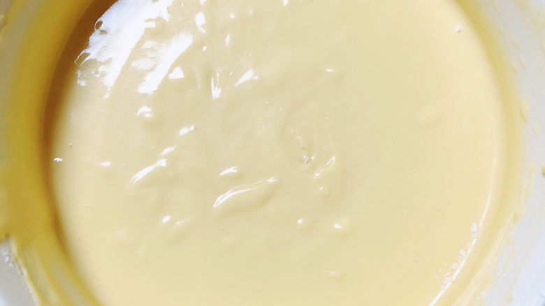 酸奶芝士蛋糕,用橡皮刮刀拌匀，一直搅拌到面粉和芝士糊完全混合，把搅拌好的芝士糊放进冰箱冷藏。