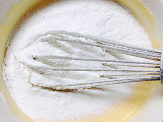 酸奶芝士蛋糕,把低筋面粉筛入芝士糊里。