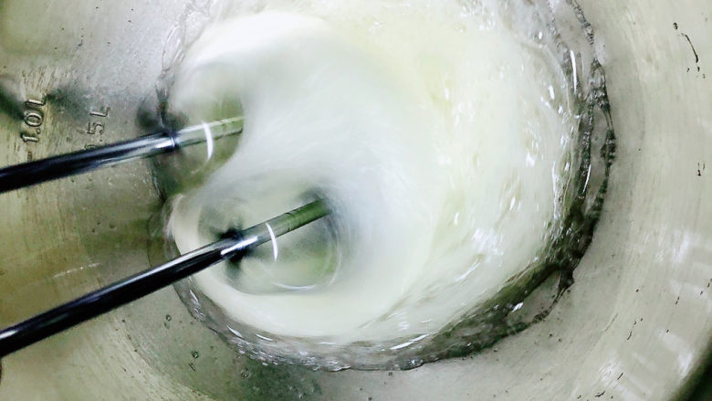 酸奶芝士蛋糕,打发蛋白，保证打蛋头和打蛋碗干净。