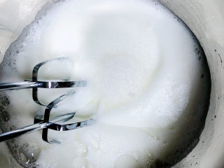 酸奶芝士蛋糕,分3次加入细砂糖，用打蛋器把蛋白打发到湿性发泡程度。