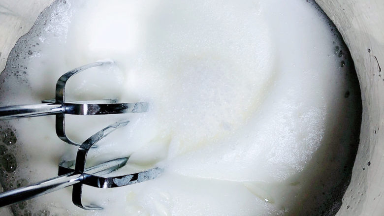 酸奶芝士蛋糕,分3次加入细砂糖，用打蛋器把蛋白打发到湿性发泡程度。