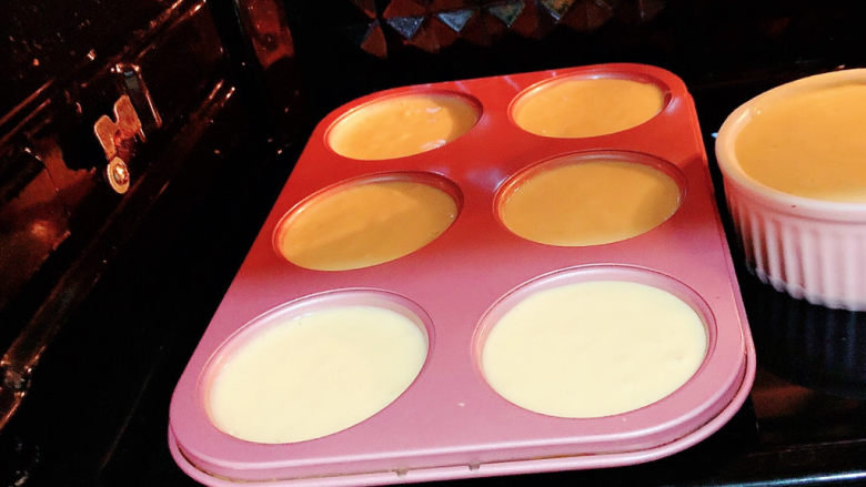 酸奶芝士蛋糕,在烤盘里倒入热水（开水更佳），把蛋糕模放入烤盘里(直接放在水里)，把烤盘放进预热好的烤箱下层，160℃，烤1个小时。