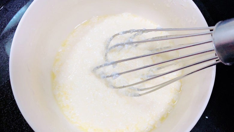 酸奶芝士蛋糕,将奶油奶酪隔水加热融化，搅拌融化。
