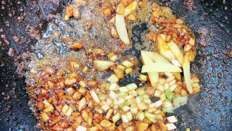 三鲜米线,锅中留下虾油和蒜末，放入葱姜爆香。