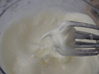 酸奶芝士蛋糕,即提起打蛋器有尖角，顶端有轻微弯曲即可