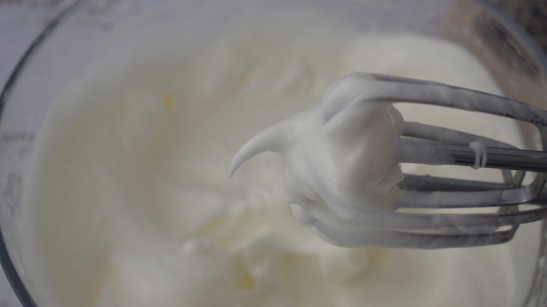 酸奶芝士蛋糕,即提起打蛋器有尖角，顶端有轻微弯曲即可
