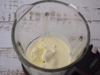 酸奶芝士蛋糕,把淡奶油、酸奶、奶油奶酪放入料理机打成泥（顺滑无颗粒）