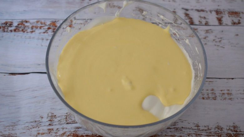 酸奶芝士蛋糕,把拌匀的奶酪糊倒回剩下的蛋白中
