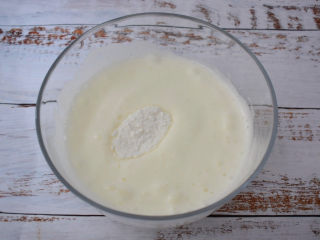 酸奶芝士蛋糕,加入最后的糖粉，打发至接近硬性发泡
