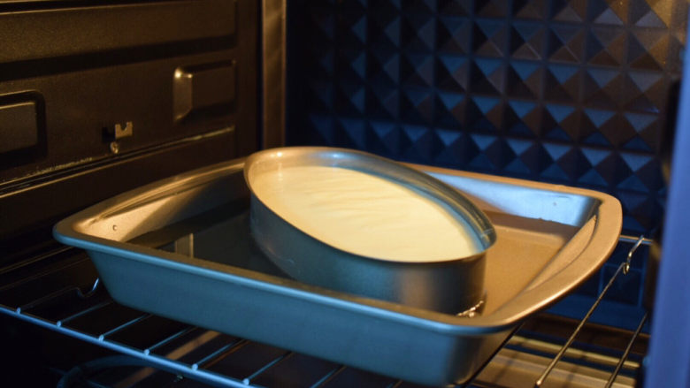 酸奶芝士蛋糕,放入预热好的烤箱，上下火145度，下层70分钟