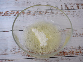 酸奶芝士蛋糕,加入三分之一糖粉，打发至浓密泡沫