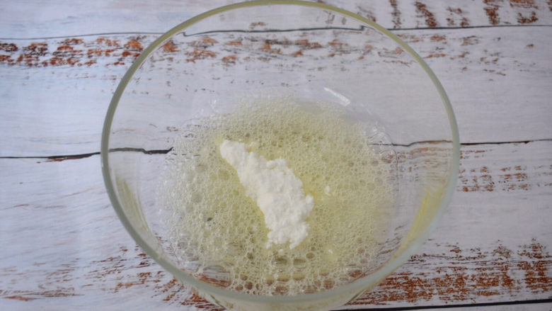 酸奶芝士蛋糕,加入三分之一糖粉，打发至浓密泡沫