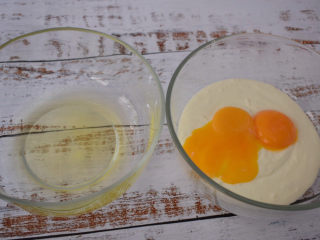 酸奶芝士蛋糕,鸡蛋分离蛋清和蛋黄，蛋黄打入奶酪糊中