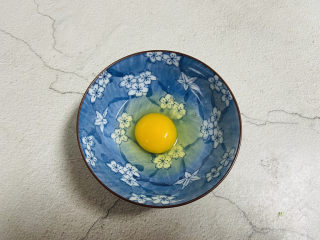 鸡蛋炒乌冬面,鸡蛋打入碗中加入少许盐和料酒搅打均匀（鸡蛋打散的图片竟然忘记拍了😂）