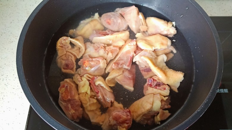萝卜炖鸭肉,鸭肉冷水下锅，清水没过鸭肉为宜。