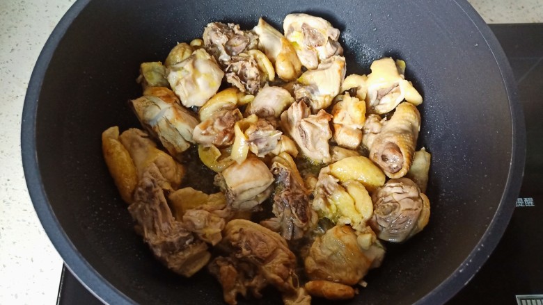 萝卜炖鸭肉,锅里放适量的食用油，放生姜、八角炒出香味，再把鸭肉翻炒至表面微黄。
