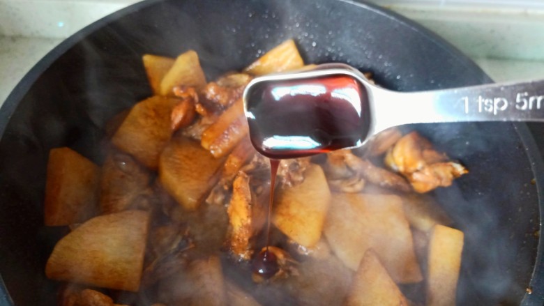 萝卜炖鸭肉,加上蚝油两勺提鲜，再加上一勺盐，将调味料翻炒均匀。
