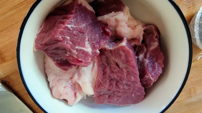 懒人版卤牛肉，配面条粉条超棒,切成块放在冷水里泡1个小时，中间换1－3次水