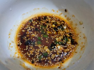 冬日暖胃的酸汤水饺,半勺生抽，2勺米醋或者1勺陈醋也行，适量的盐和白胡椒粉混合均匀