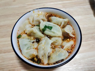 冬日暖胃的酸汤水饺,煮熟的饺子放入碗内，在倒2勺饺子汤就完成了