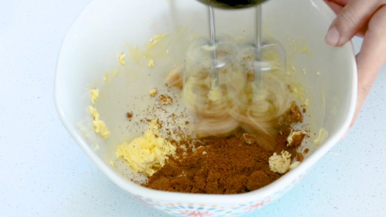 圣诞姜饼人,红糖过筛，将红糖倒入软化的黄油中打一分钟