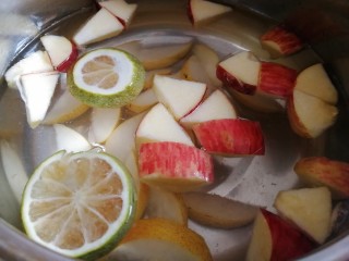 缤纷水果茶,苹果块和梨片放入柠檬水里，文火煮2分钟。