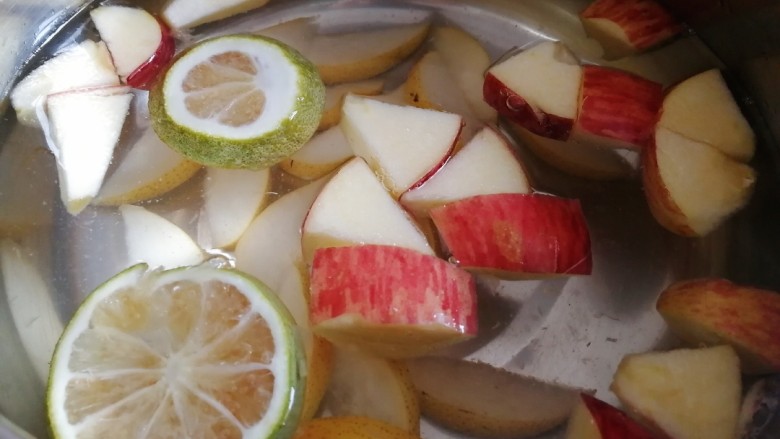 缤纷水果茶,苹果块和梨片放入柠檬水里，文火煮2分钟。