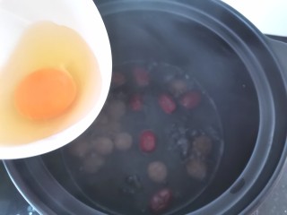 桂圆鸡蛋汤,倒入鸡蛋关火焖5分钟再烧两分钟