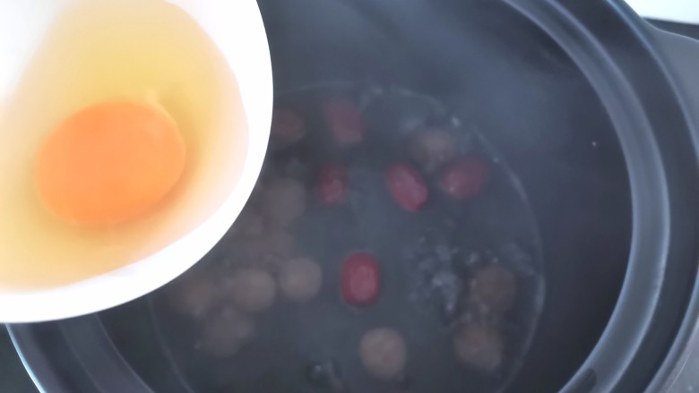 桂圆鸡蛋汤,倒入鸡蛋关火焖5分钟再烧两分钟