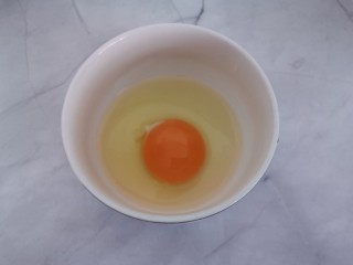 桂圆鸡蛋汤,鸡蛋打入碗中