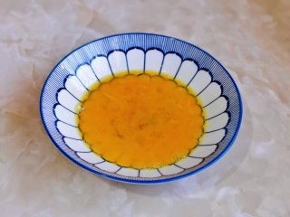 鸡蛋炒乌冬面,鸡蛋可入碗中，加入适量盐用筷子打散。