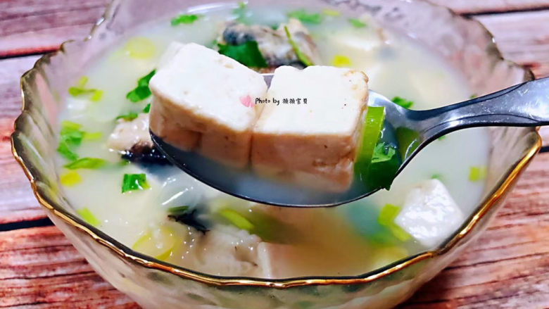 鱼头炖汤,豆腐独有的香味混搭着鱼鲜真是鲜到没朋友