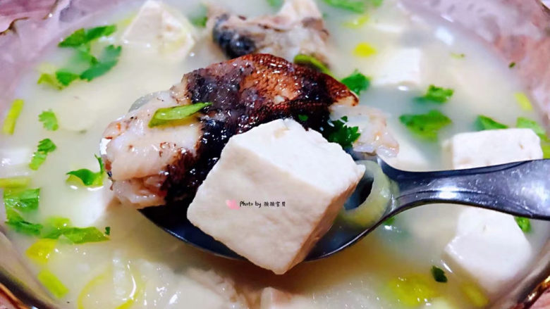 鱼头炖汤,黑鱼被煮的完全熟透鱼肉入口即化鲜嫩无比