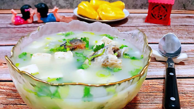 鱼头炖汤,黑鱼豆腐汤营养价值非常丰富经常食用对身体有益