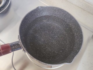 桂圆鸡蛋汤,锅内煮适量清水
