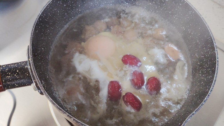 桂圆鸡蛋汤,先不要搅拌，待鸡蛋稍稍凝固
