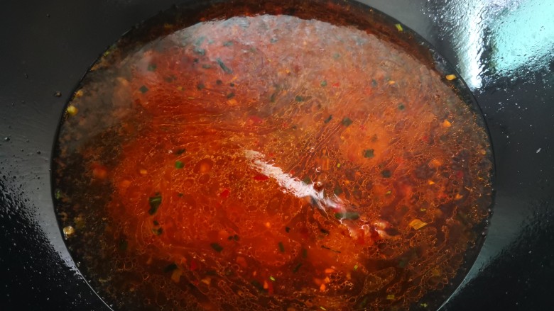 香辣鸭血,放入适量的清水，有条件的可以放高汤更好吃