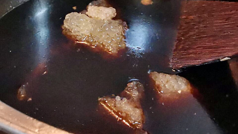 猪脚姜,煮至冰糖溶化