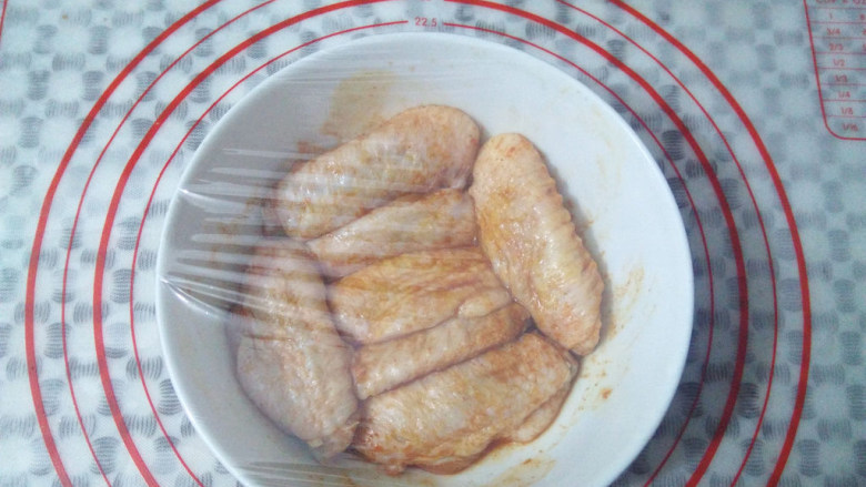  新奥尔良烤鸡翅 ,用保鲜膜盖住碗口，放入冰箱冷藏一个晚上