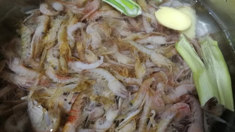 水煮夹板虾,放姜片和葱段。