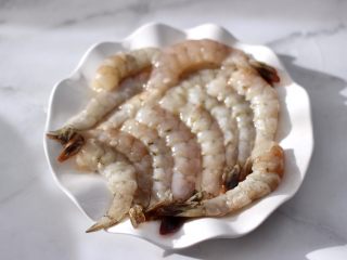 西兰花虾仁小炒鲜,海虾去虾头虾皮后洗净沥干水分。