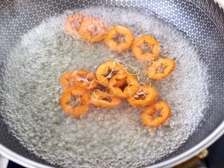 西兰花虾仁小炒鲜,锅中倒入适量的清水，倒入几滴食用油和适量盐烧开，先放入胡萝卜焯水。