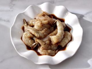 西兰花虾仁小炒鲜,把虾仁和调料混合拌匀腌制10分钟。