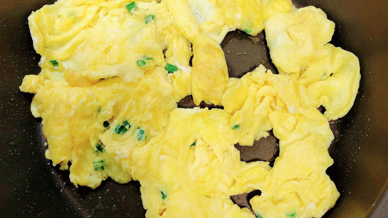 鸡蛋炒乌冬面,锅中倒入油，加热至五成热，倒入蛋液，炒好鸡蛋待用。