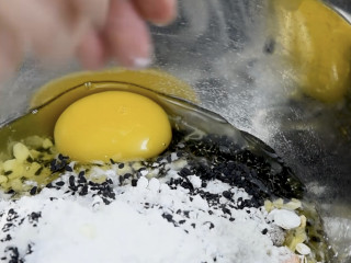 茶籽油燕麦饼干,加入一个鸡蛋